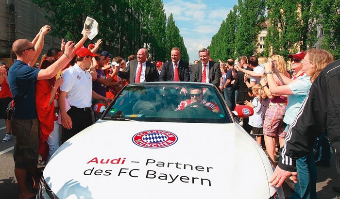 BLĐ và cầu thủ Bayern Munich ăn mừng danh hiệu vô địch trên chiếc Audi